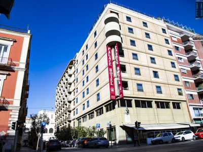 Di fronte invece si affaccia la sede del �quattro stelle� Palace Hotel, uno dei pi� datati alberghi di Bari, eretto nel 1956 dall�architetto Dino Pezzuto
